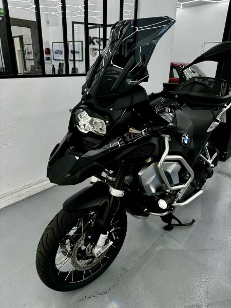 Pose d'un PPF XPEL protection carrosserie moto BMW R 1250 GSA près de Versailles dans les Yvelines