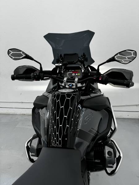 Pose d'un PPF XPEL protection carrosserie moto BMW R 1250 GSA près de Versailles dans les Yvelines