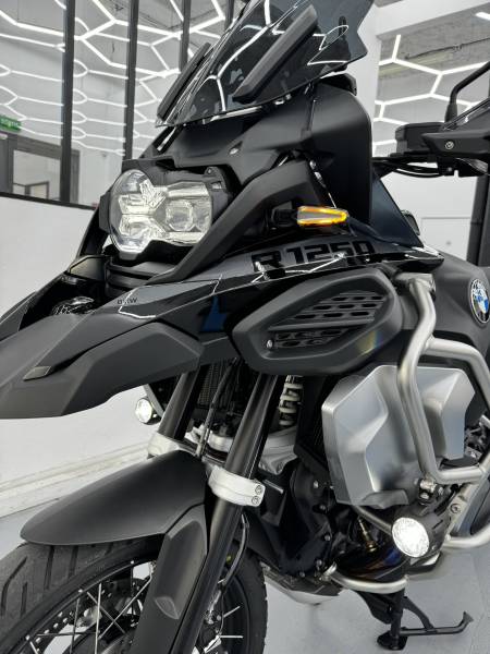 Pose d'un PPF XPEL protection carrosserie moto BMW R 1250 GSA près de Versailles dans les Yvelines