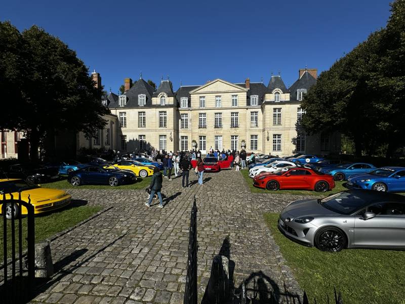 cour du château du Mesnil Saint Denis A110 Club 78