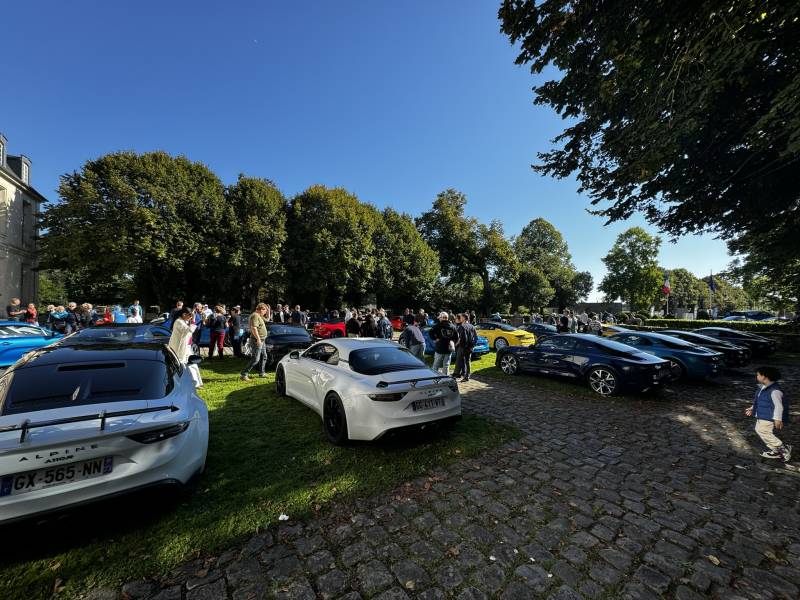 rassemblement Alpine A110 au chateau du mesnil saint denis